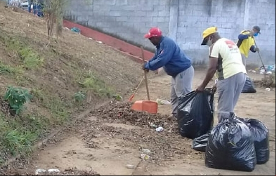 Empav faz limpeza em praças e manutenção em canteiro central nesta semana Empav faz limpeza em praças e manutenção em canteiro central nesta semana