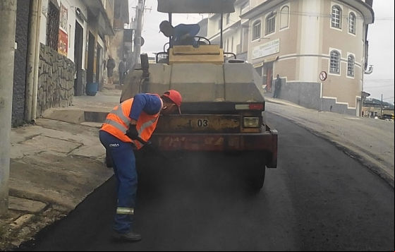 Prefeitura programa asfaltamento em mais de 50 ruas até o final do ano Prefeitura programa asfaltamento em mais de 50 ruas até o final do ano