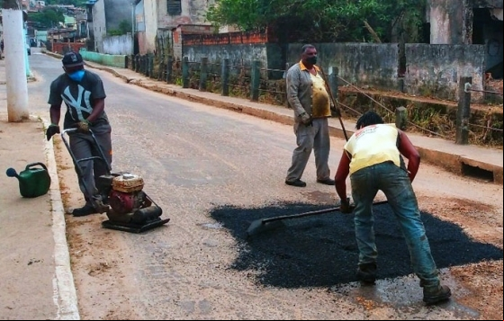 Operação tapa-buracos atua em diversas ruas da cidade Operação tapa-buracos atua em diversas ruas da cidade