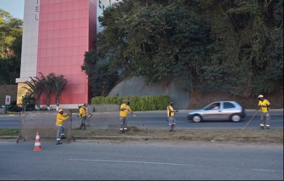 Prefeitura de Juiz de Fora atua na zeladoria de praças e canteiros da cidade Prefeitura de Juiz de Fora atua na zeladoria de praças e canteiros da cidade