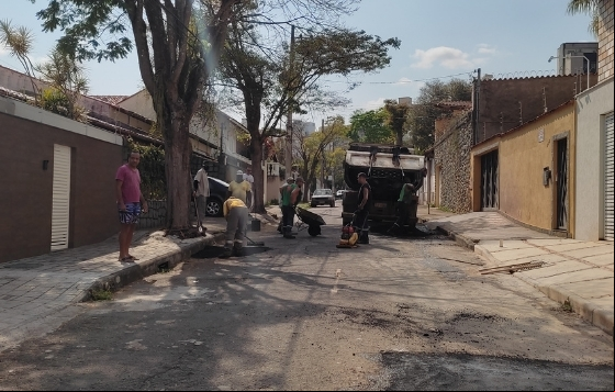 Empav atende demandas de recomposição asfáltica nos bairros Dom Bosco, Jardim Glória, Retiro e Três Moinhos