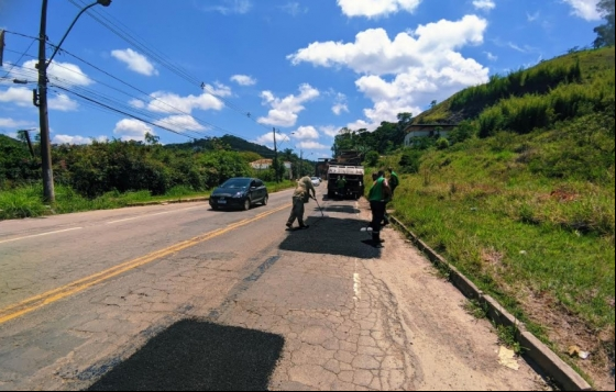 Empav realiza operação tapa-buracos na Avenida Juiz de Fora Empav realiza operação tapa-buracos na Avenida Juiz de Fora