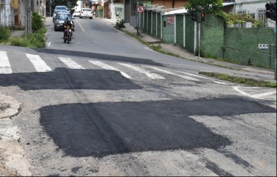 Recomposição asfáltica de erosão no bairro Ipiranga é realizada pela Empav Recomposição asfáltica de erosão no bairro Ipiranga é realizada pela Empav