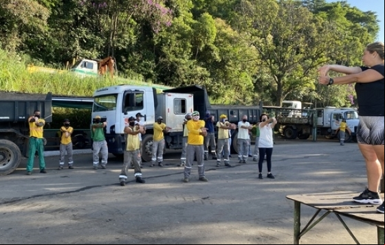 Sextou em movimento: ginástica laboral para começar bem o dia! Sextou em movimento: ginástica laboral para começar bem o dia!