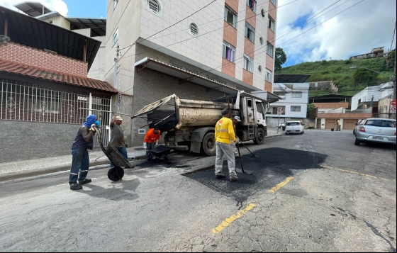 Operação tapa-buracos atende sete bairros nesta segunda-feira, 4 Operação tapa-buracos atende sete bairros nesta segunda-feira, 4