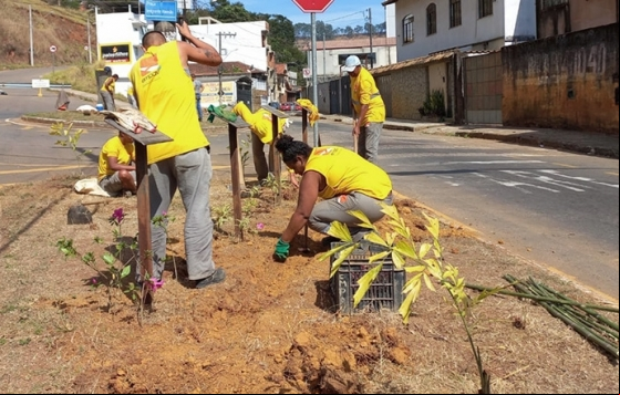 Programa Boniteza realiza revitalização de canteiro no bairro Borboleta Programa Boniteza realiza revitalização de canteiro no bairro Borboleta