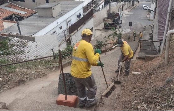 Programa Boniteza realiza limpeza e poda de grama em mais de 70 escadões na cidade