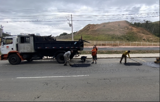 PJF atende 25 bairros com a operação tapa-buracos em sete dias PJF atende 25 bairros com a operação tapa-buracos em sete dias