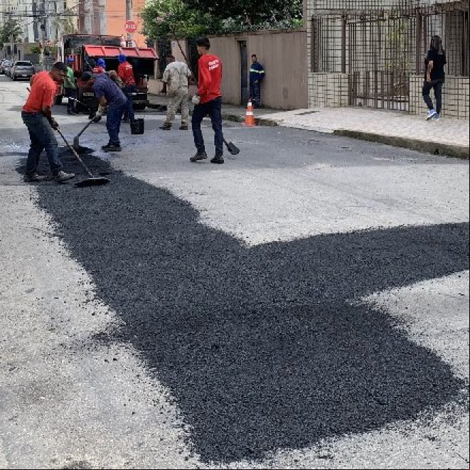 PJF segue com ações de tapa-buraco por toda a cidade PJF segue com ações de tapa-buraco por toda a cidade