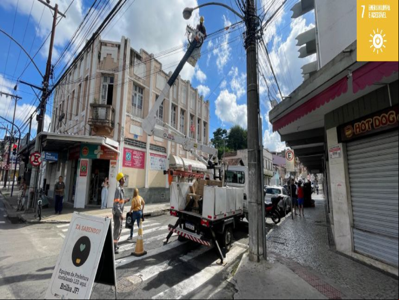 Brilha JF! PJF avança com a instalação de luminárias e mais de 80% da cidade já conta com LED Brilha JF! PJF avança com a instalação de luminárias e mais de 80% da cidade já conta com LED