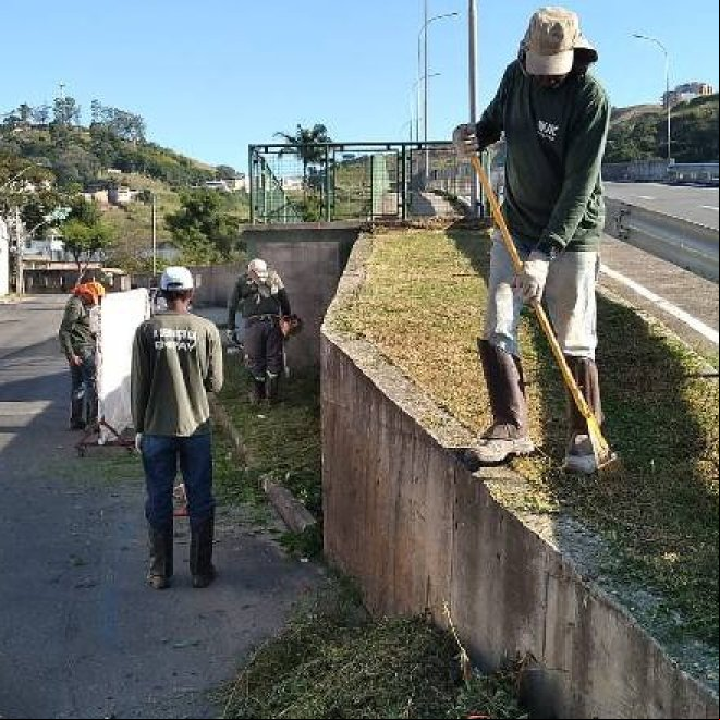 PJF atende 25 praças com limpeza e poda de grama e árvore em quatro dias PJF atende 25 praças com limpeza e poda de grama e árvore em quatro dias