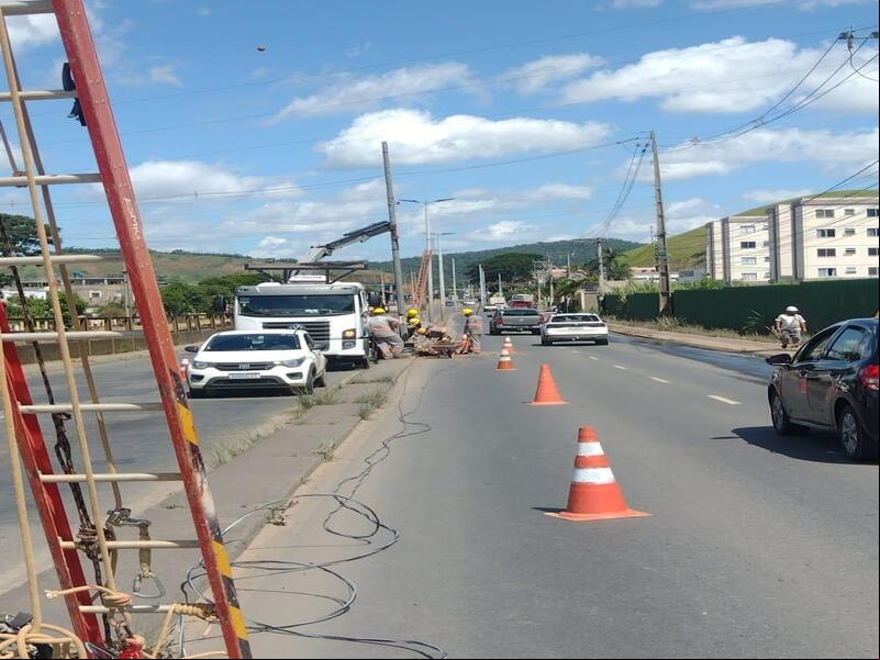 PJF reinstala poste derrubado na avenida Juscelino Kubitschek, no Barbosa Lage PJF reinstala poste derrubado na avenida Juscelino Kubitschek, no Barbosa Lage