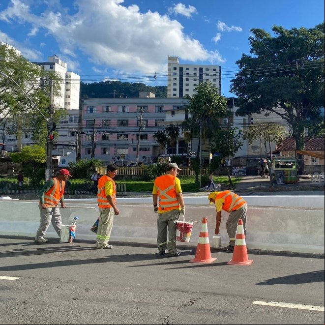 PJF segue com a revitalização dos canteiros centrais da Avenida Rio Branco PJF segue com a revitalização dos canteiros centrais da Avenida Rio Branco