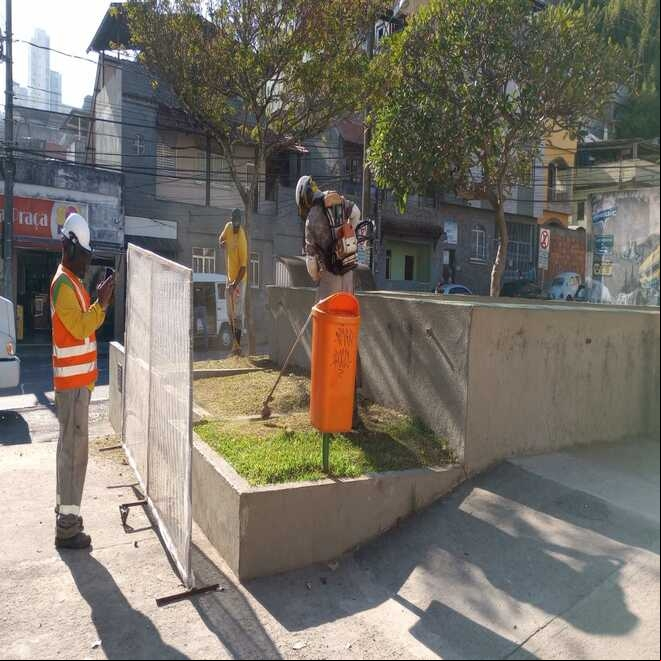 PJF atende 24 praças com o serviço de limpeza e poda de grama em quatro dias PJF atende 24 praças com o serviço de limpeza e poda de grama em quatro dias