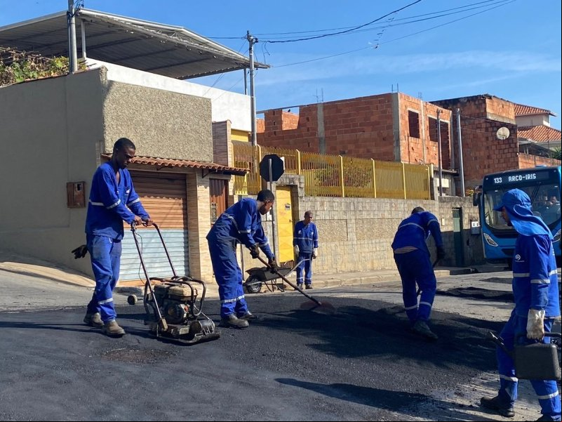 Operação tapa-buracos da PJF atende a mais de 50 vias nesta semana Operação tapa-buracos da PJF atende a mais de 50 vias nesta semana