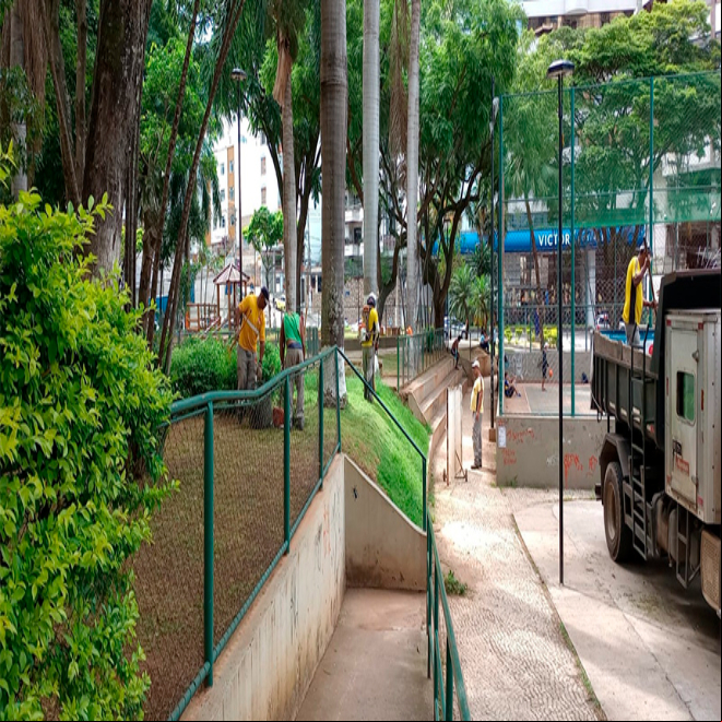 PJF atende 19 praças da cidade com limpeza e poda de grama em três dias PJF atende 19 praças da cidade com limpeza e poda de grama em três dias