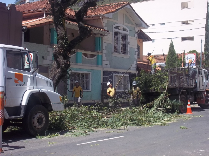 Empav realiza poda de árvores na Rua Barão de Cataguases Empav realiza poda de árvores na Rua Barão de Cataguases