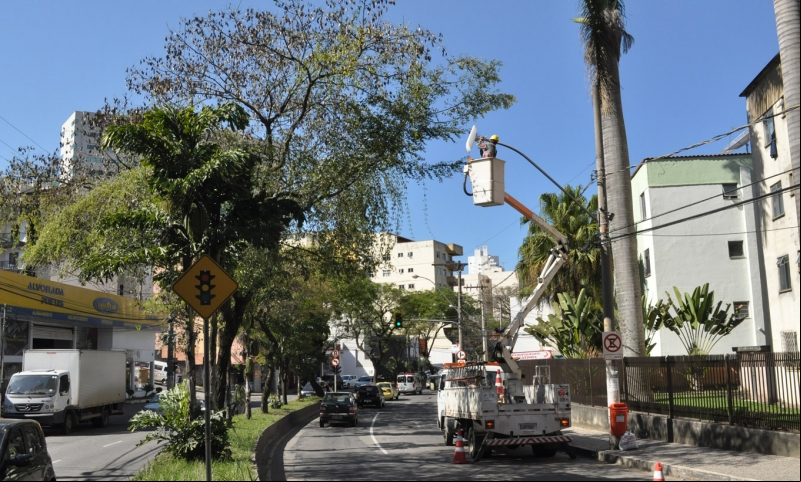 Prefeitura revitaliza iluminação da Avenida Doutor Paulo Japiassu Coelho Prefeitura revitaliza iluminação da Avenida Doutor Paulo Japiassu Coelho