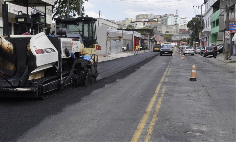 Prefeitura começa asfaltamento da Avenida Juiz de Fora Prefeitura começa asfaltamento da Avenida Juiz de Fora