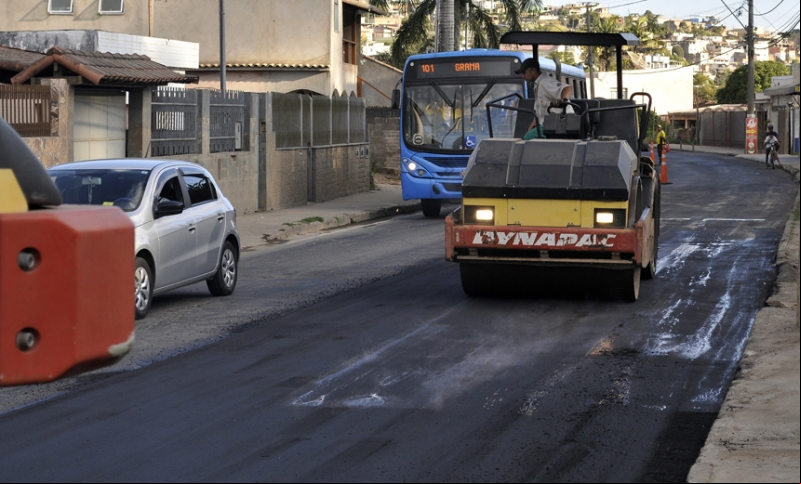 Asfaltamento da Avenida Juiz de Fora tem investimento de cerca de R$ 2,5 milhões Asfaltamento da Avenida Juiz de Fora tem investimento de cerca de R$ 2,5 milhões