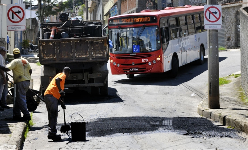 Empav realiza operação tapa-buracos em oito bairros Empav realiza operação tapa-buracos em oito bairros