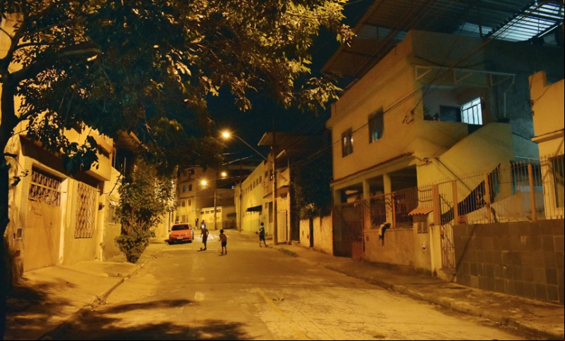 Prefeitura revitaliza iluminação de via do Bairro JK Prefeitura revitaliza iluminação de via do Bairro JK