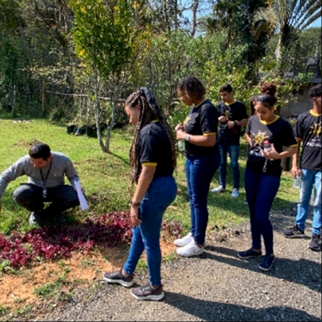 Jovens aprendizes da Empav participam de curso no horto florestal. Jovens aprendizes da Empav participam de curso no horto florestal.
