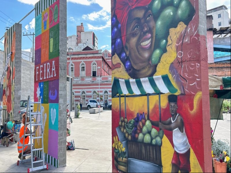 Totens da praça Antônio Carlos ganham pinturas artísticas inspiradas na feira e no Mercado Municipal Totens da praça Antônio Carlos ganham pinturas artísticas inspiradas na feira e no Mercado Municipal