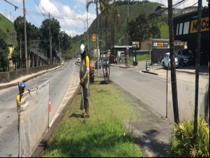 PJF segue com os trabalhos de limpeza e poda de grama nos canteiros centrais da cidade