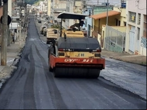 Prefeitura finaliza recapeamento asfáltico da Rua Luís Rocha