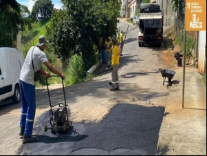 Santa Luzia e outros 22 bairros são atendidos com a operação tapa-buracos nesta terça-feira, 16