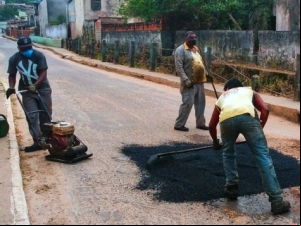 Operação tapa-buracos atua em diversas ruas da cidade