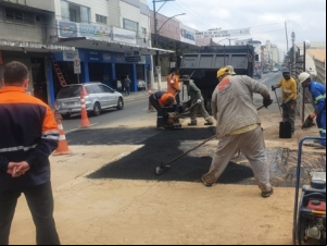 Empav realiza ações de recomposição asfáltica na Avenida Francisco Bernardino