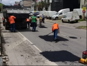 Operação Tapa Buraco é realizada em bairros da cidade