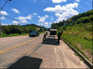 Empav realiza operação tapa-buracos na Avenida Juiz de Fora 