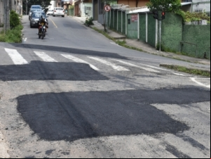 Recomposição asfáltica de erosão no bairro Ipiranga é realizada pela Empav
