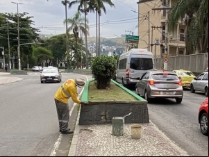 Programa Boniteza realiza revitalização dos canteiros centrais da Avenida Itamar Franco