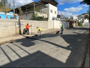 Rua João Krolman Sobrinho, no São Pedro, recebe operação tapa-buracos nesta terça-feira, 24