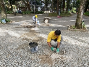 PJF dá sequência à manutenção do calçamento do Parque Halfeld