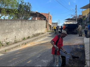 Operação tapa-buraco atende 11 bairros nesta terça-feira, 12