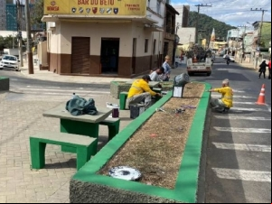 Programa Boniteza revitaliza canteiro central no bairro Francisco Bernardino