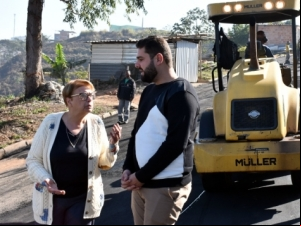 Prefeita visita obras de pavimentação no bairro Miguel Marinho