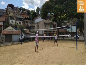 Praça do bairro Jardim Esperança ganha quadra de areia