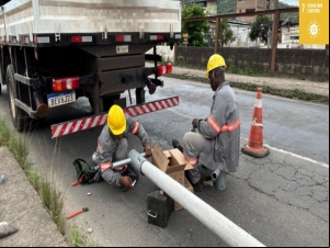 Prefeitura realiza manutenção de postes e luminárias na Avenida JK