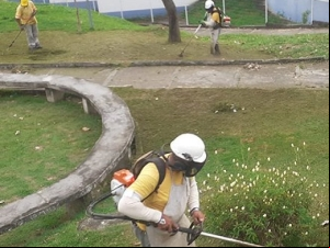 Prefeitura atende 13 bairros com serviços de poda de grama em dois dias