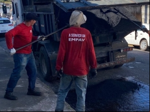 Centro e outros 14 bairros são atendidos pela operação tapa-buracos nesta terça-feira, 16