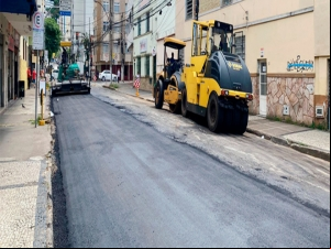 Empav realiza recapeamento em trecho da Rua Barão de Cataguases, no Centro