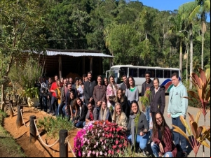 Funcionários do setor istrativo da EMPAV visitam o Horto Florestal