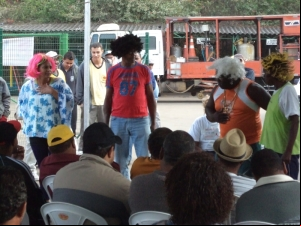 Teatro alegra trabalhadores com apresentação ao ar livre