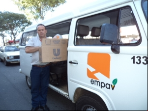 Empav entrega peças arrecadadas na Campanha do Agasalho 2013